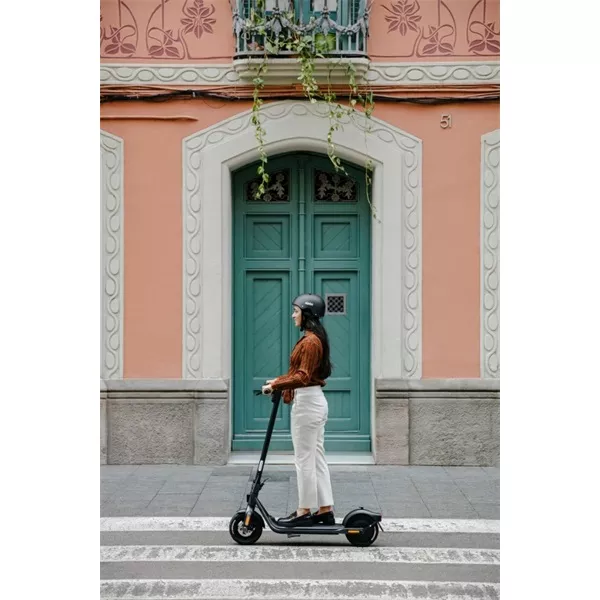 Segway Ninebot KickScooter F2 elektromos roller + Ráadás Segway Ninebot felnőtt fekete bukósisak (L-es méret)