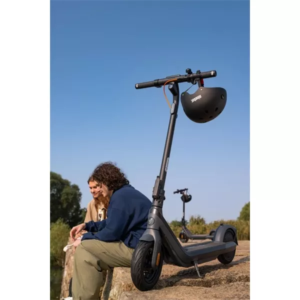 Segway Ninebot KickScooter E2 E Pro elektromos roller + Segway Ninebot felnőtt fekete bukósisak