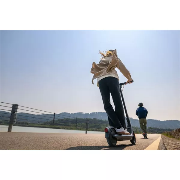 Segway Ninebot KickScooter E2 E Pro elektromos roller + Segway Ninebot felnőtt fekete bukósisak