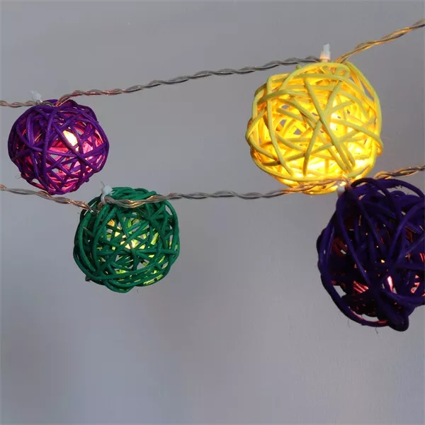 Iris Gömb alakú fonott/rattan/4m/több színű/20db LED-es/3xAA elemes fényfüzér, fénydekoráció