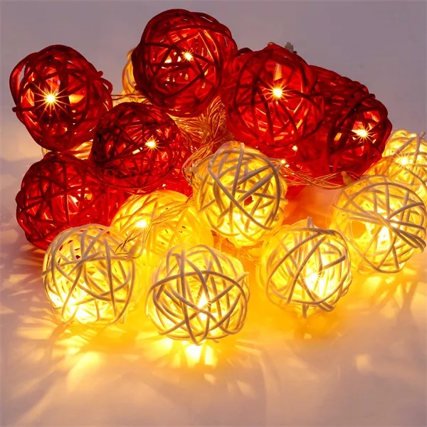 Iris Gömb alakú fonott/rattan/4m/fehér + piros/20db LED-es/3xAA elemes fényfüzér, fénydekoráció
