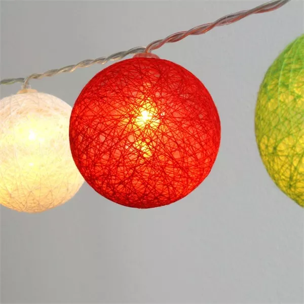 Iris Gömb alakú 6cm/színes fonott/3m/piros-fehér-zöld/20db LED-es/USB-s fényfüzér, fénydekoráció